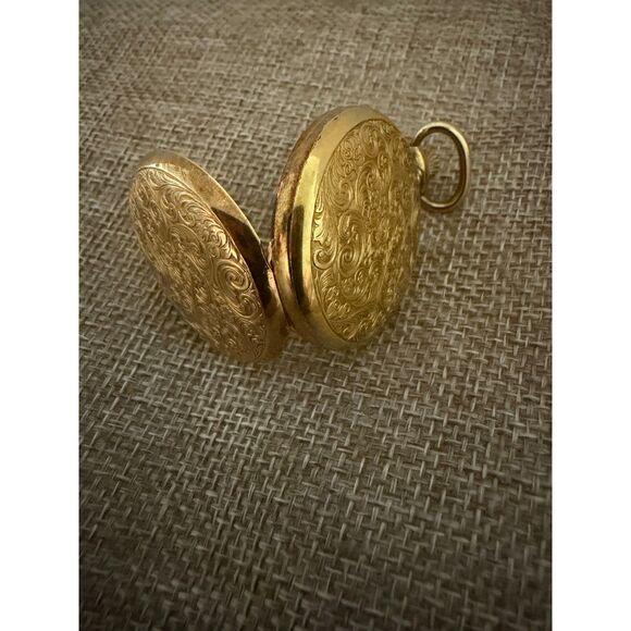 Majestime Pocket Watch – Ornate Gold-Tone Engraved Case – WORKS GREAT - Picture 6 of 7